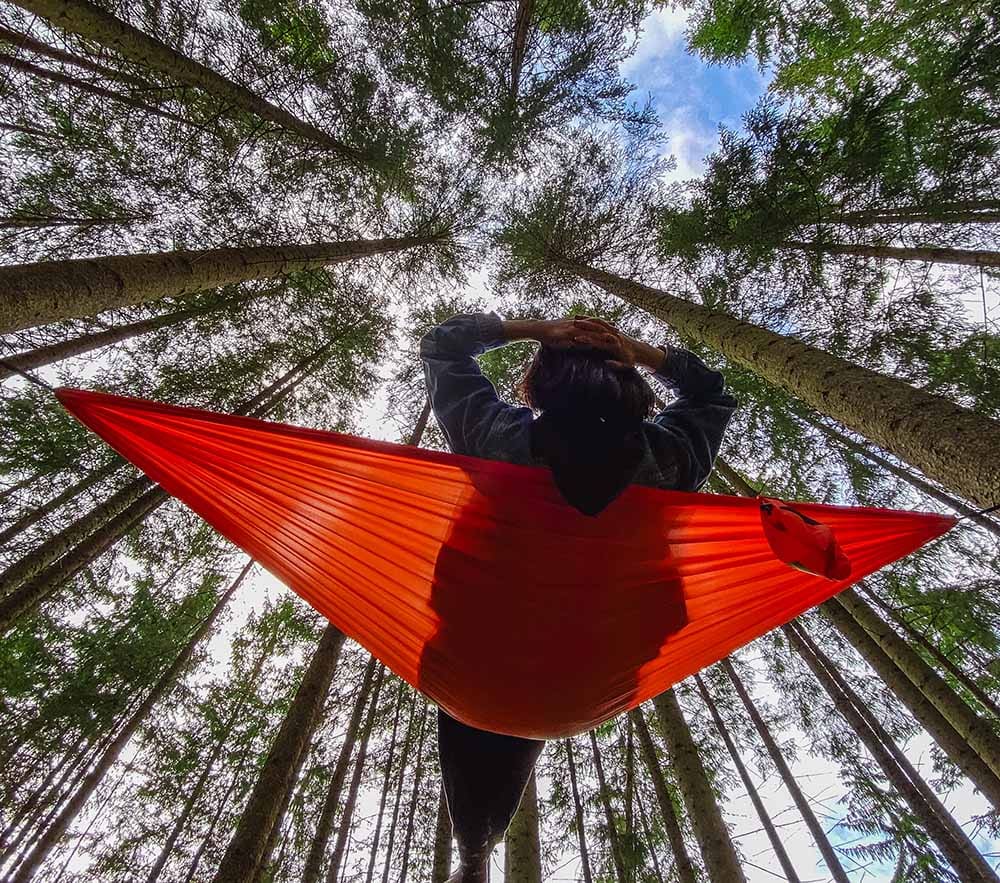 Kobieta wypoczywająca na hamaku w lesie - las i wdzięczność photo 04